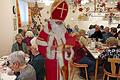 Der Nikolaus liest aus dem goldenen Buch viel Lob vor.