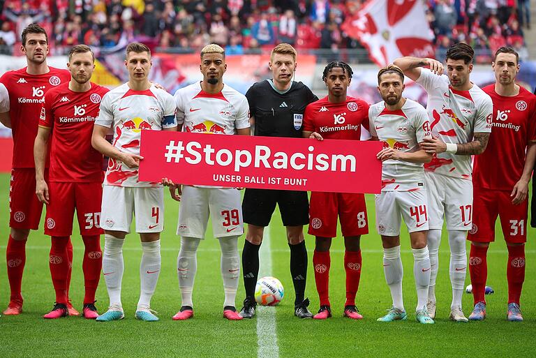 Rassismus stoppen! Klare Position vor dem Bundesliga-Spiel RB Leipzig - FSV Mainz 05 in der Leipziger Red-Bull-Arena am 1. April 2023. Rassismus stoppen! Klare Position vor dem Bundesliga-Spiel RB Leipzig - FSV Mainz 05 in der Leipziger Red-Bull-Arena am 1. April 2023. 