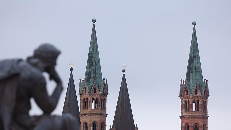 Würzburger Dom - Das Bistum Würzburg hat über ein Jahr lang an einer neuen strategischen Ausrichtung getüftelt (Archivbild). Würzburger Dom - Das Bistum Würzburg hat über ein Jahr lang an einer neuen strategischen Ausrichtung getüftelt (Archivbild).