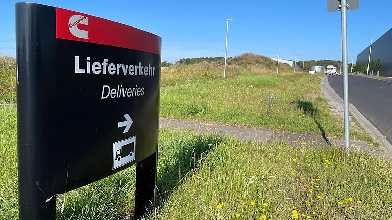 Die Firma Cummins in Altfeld bietet ihren anliefernden Lkw die Möglichkeit, eine Nacht auf ihrem Gelände stehenzubleiben. Die Firma Cummins in Altfeld bietet ihren anliefernden Lkw die Möglichkeit, eine Nacht auf ihrem Gelände stehenzubleiben.