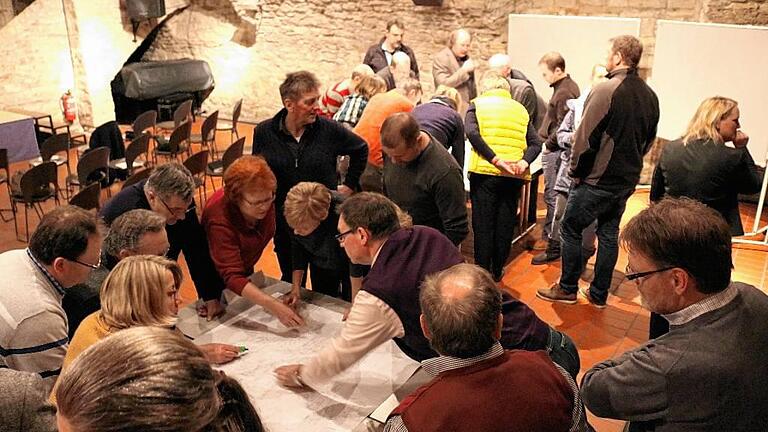 Bei der Auftaktveranstaltung zum städtebaulichen Entwicklungskonzept brüteten rund 50 Teilnehmer gemeinsam mit den Planern im Kartoffelkeller über verschiedene Vorschläge zur Belebung des Giebelstadter Ortskerns.