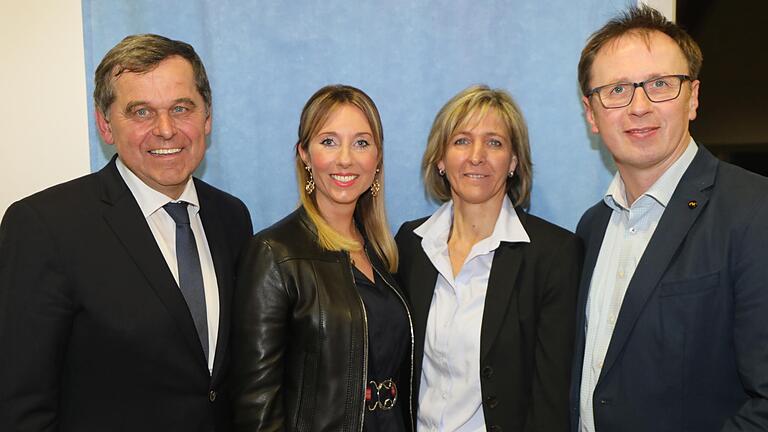 Arnsteins Bürgermeister Franz-Josef Sauer und Staatssekretärin Anna Stolz informierten die beiden Stadträte Bettina Schmitt (Altbessingen) und Bertram Wolf (Müdesheim) über die Aufnahme der beiden Stadtteile in das Förderprogramm 'Marktplatz der Generationen' der Staatsregierung. Arnsteins Bürgermeister Franz-Josef Sauer und Staatssekretärin Anna Stolz informierten die beiden Stadträte Bettina Schmitt (Altbessingen) und Bertram Wolf (Müdesheim) über die Aufnahme der beiden Stadtteile in das Förderprogramm 'Marktplatz der Generationen' der Staatsregierung.
