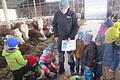 Landwirt Stefan Wirsing (Mitte) mit den interessierten Kindern des Kindergartens Pusteblume