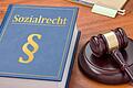 Alle wichtigen Regelungen zur Pflegeversicherung finden sich im im Elften Buch des Sozialgesetzbuchs (SGB XI).       -  Alle wichtigen Regelungen zur Pflegeversicherung finden sich im im Elften Buch des Sozialgesetzbuchs (SGB XI).