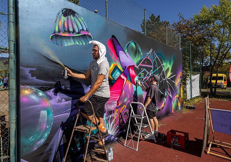 Für das Graffiti Event hatte auch die Stadt Schweinfurt Flächen zur Verfügung gestellt. So wurde der Tennisplatz in Yorktown um einiges bunter. Für das Graffiti Event hatte auch die Stadt Schweinfurt Flächen zur Verfügung gestellt. So wurde der Tennisplatz in Yorktown um einiges bunter.