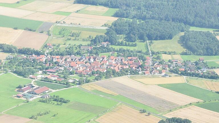 Einst lag das gesuchte Dorf fast direkt neben dem 'eisernen Vorhang'. Die Grenzöffnung hat jedoch wenig an der Abgeschiedenheit geändert. Einst lag das gesuchte Dorf fast direkt neben dem 'eisernen Vorhang'. Die Grenzöffnung hat jedoch wenig an der Abgeschiedenheit geändert.