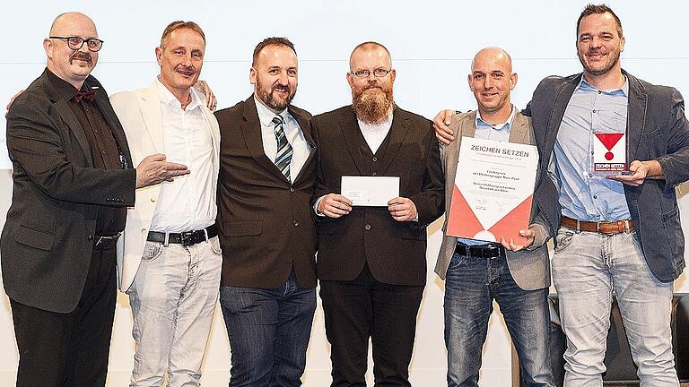 Den Preis der Mediengruppe Main-Post erhielten Heiko Schramm, Helmut Eschenbach, Jens Höfling, Jörg Höhlein und Christian Reckentin (Aktion Hoffnung schenken) von Main-Post-Redakteur Roland Pleier. Den Preis der Mediengruppe Main-Post erhielten Heiko Schramm, Helmut Eschenbach, Jens Höfling, Jörg Höhlein und Christian Reckentin (Aktion Hoffnung schenken) von Main-Post-Redakteur Roland Pleier.
