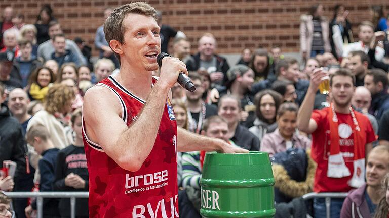 Skyler Bowlin nach dem 100:93-Hinspielsieg gegen Bonn als 'Humba'-Einstimmer