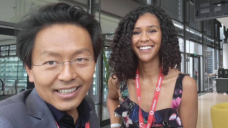 Der Würzburger Anwalt Chan-jo Jun und die ehemalige Kandidatin von GNTM, Lijana Kaggwa. Gemeinsam kämpfen sie gegen Cybermobbing. Der Würzburger Anwalt Chan-jo Jun und die ehemalige Kandidatin von GNTM, Lijana Kaggwa. Gemeinsam kämpfen sie gegen Cybermobbing.