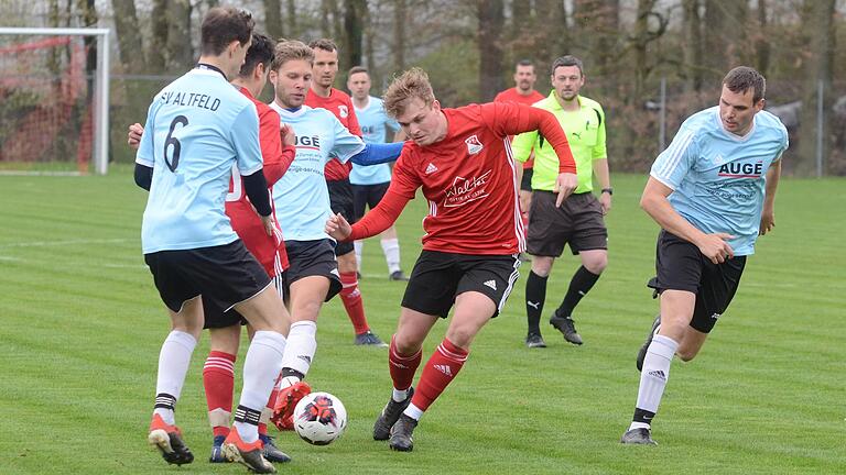 Er war der Torschütze zum Birkenfelder 1:0: Kai Langer (Bildmitte), der vom Altfelder Marco Nitschky (link) attackiert wird. Er war der Torschütze zum Birkenfelder 1:0: Kai Langer (Bildmitte), der vom Altfelder Marco Nitschky (link) attackiert wird.