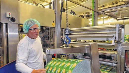 Nachschub: Arno Wesemann hat alle Hände voll zu tun, damit an der Verpackungsmaschine das Material nicht knapp wird. Nachschub: Arno Wesemann hat alle Hände voll zu tun, damit an der Verpackungsmaschine das Material nicht knapp wird.