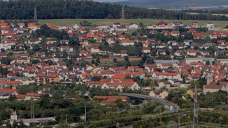 Oberhalb des Siedlungshanges soll noch zwischen dem Wald und den Häuserzeilen das Baugebiet „Am Herrenwald“ entstehen, bei dem ein Teil der Gemeinderäte Probleme in der Straßenzuführung und bei der Ableitung des Oberflächenwassers sieht. Oberhalb des Siedlungshanges soll noch zwischen dem Wald und den Häuserzeilen das Baugebiet „Am Herrenwald“ entstehen, bei dem ein Teil der Gemeinderäte Probleme in der Straßenzuführung und bei der Ableitung des Oberflächenwassers sieht.