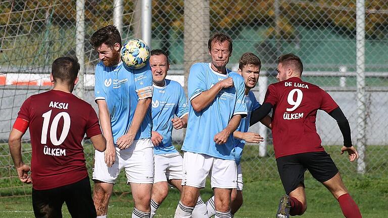 Der FV Ülkemspor Kitzingen hat sich für die nahe Zukunft ehrgeizige sportliche Ziele gesteckt. Derzeit kämpft der Klub in der A-Klasse 3 Würzburg gegen den Abstieg. Auf unserem Bild aus dem Oktober 2019 versucht FV-Spieler Yusuf Aksu (links) den Ball bei einem Freistoß über die Mauer der SG Buchbrunn-Mainstockheim (Zweiter von links Norbert Dappert) zu zirkeln.