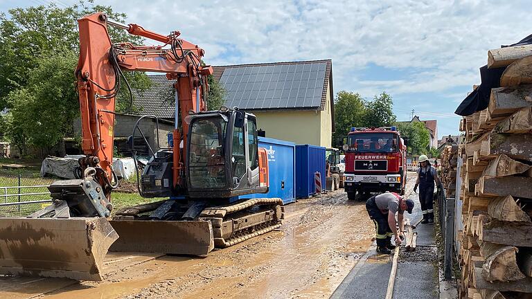 Am Tag nach dem Unwetter wird in Tiefenthal aufgeräumt. Die Gemündener Wehr packt an, um die Ortsstraßen zu reinigen. Am Tag nach dem Unwetter wird in Tiefenthal aufgeräumt. Die Gemündener Wehr packt an, um die Ortsstraßen zu reinigen.