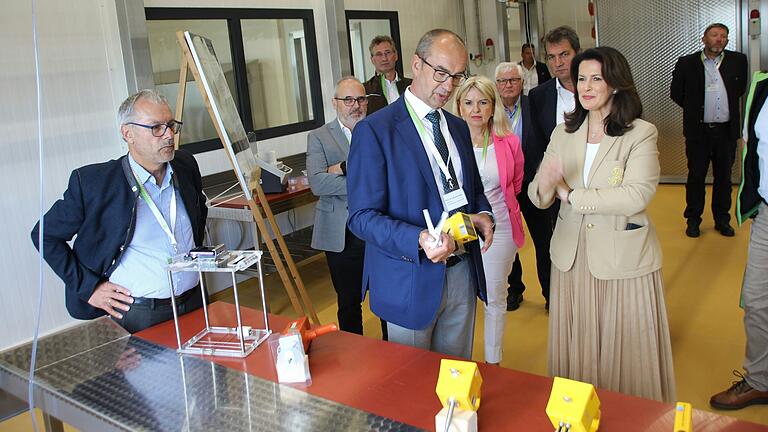 Beim Rundgang durch das neue Schlachthaus gab Professor Kay-Uwe Götz der Landwirtschaftsminsterin Michaela Kaniber einen kurzen Einblick in das Gebäude in Schwarzenau.