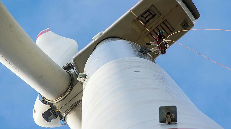 Für Reparaturen und Wartungen stehen Windräder nur selten still. Das Foto entstand im Windpark bei Obbach (Lkr. Schweinfurt), wo die ÜZ Mainfranken fünf Windkraftanlagen betreibt.