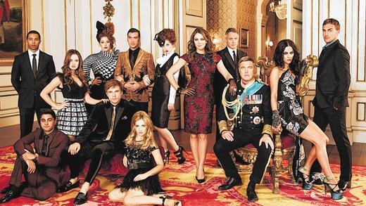 Königliche Unterhaltung: Die Crew der US-Satire-Serie &bdquo;The Royals&ldquo;. In der Mitte Elizabeth Hurley als Queen Helena.