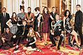 Königliche Unterhaltung: Die Crew der US-Satire-Serie &bdquo;The Royals&ldquo;. In der Mitte Elizabeth Hurley als Queen Helena.