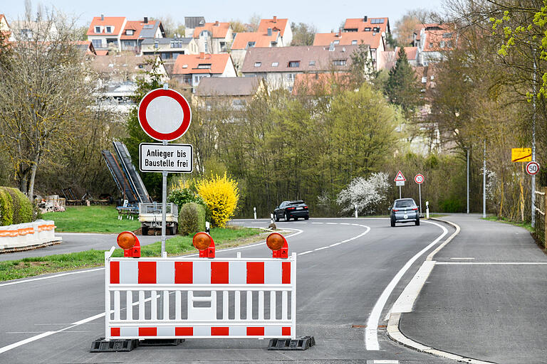 Ein Sperrschild an der Staatsstraße 2294 Rimpar-Versbach. Die Straße war seit September 2018&nbsp; wegen Sanierungsarbeiten gesperrt und wurde erst im April 2019 wieder eröffent.