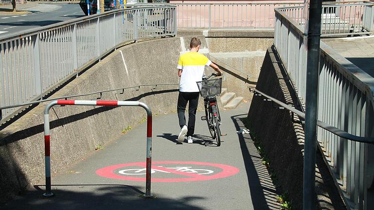 Ein Sperrgitter an der Unterführung in Karlstadt.