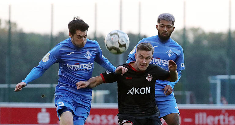 Im Ligaspiel siegten Maximilian Zaiser (Mitte) und die Würzburger Kickers mit 6:0 beim FV Illertissen (links Maurice Strobel, rechts&nbsp; Kento Teranuma)