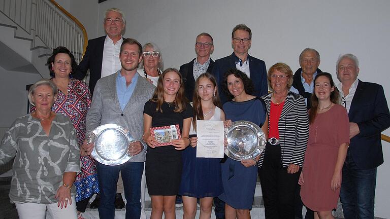 Präsident Peter Siegel, Daniela Michel, Ursula Junker und Andrea Wirsching gratulieren den glücklichen Gewinnern.