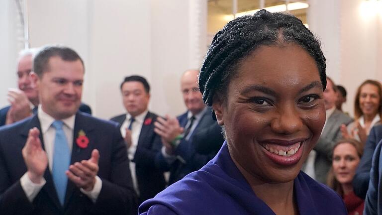 Badenoch ist neue Chefin der Konservativen in Großbritannien - Kemi Badenoch strahlte, nachdem das Wahlergebnis verkündet wurde. Badenoch ist neue Chefin der Konservativen in Großbritannien - Kemi Badenoch strahlte, nachdem das Wahlergebnis verkündet wurde.