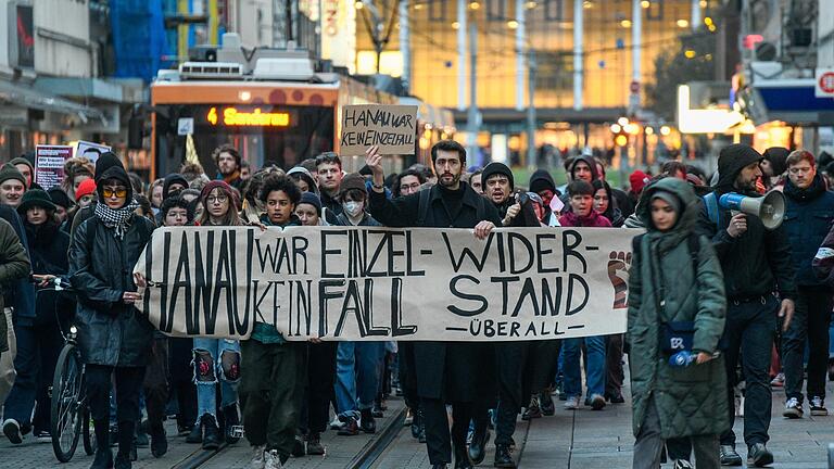 Gedenkveranstaltung zum Anschlag von Hanau im Jahr 2020: Am 19. Februar zogen etwa 250 Demonstrierende vom Würzburger Bahnhof durch die Kaiserstraße in die Innenstadt. Gedenkveranstaltung zum Anschlag von Hanau im Jahr 2020: Am 19. Februar zogen etwa 250 Demonstrierende vom Würzburger Bahnhof durch die Kaiserstraße in die Innenstadt.