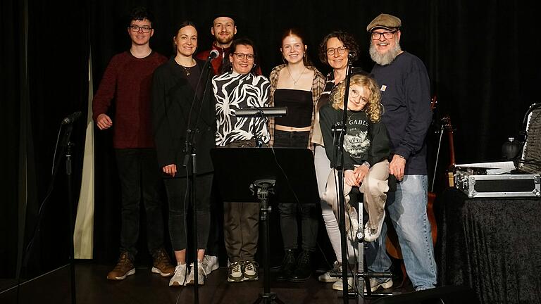 Diese sieben Mitglieder aus dem Ensemble des Kleinen Stadttheaters werden mit Scotty Riggins (rechts) auf der Bühne stehen (von links): Kilian Heilmann, Antonia Eck, Ludwig Schemm, Stefanie Dülk, Lisa Döpfner, Niki Theobald und Rebecca Theobald. Diese sieben Mitglieder aus dem Ensemble des Kleinen Stadttheaters werden mit Scotty Riggins (rechts) auf der Bühne stehen (von links): Kilian Heilmann, Antonia Eck, Ludwig Schemm, Stefanie Dülk, Lisa Döpfner, Niki Theobald und Rebecca Theobald.
