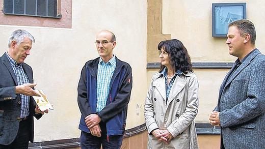 Dohlenplakette: Hartwig Brönner vom LBV Main-Spessart, Küster Bernhard Nees, Bürgermeisterin Helga Schmidt-Neder und Pastoralreferent Alexander Wolf (von links). Dohlenplakette: Hartwig Brönner vom LBV Main-Spessart, Küster Bernhard Nees, Bürgermeisterin Helga Schmidt-Neder und Pastoralreferent Alexander Wolf (von links).
