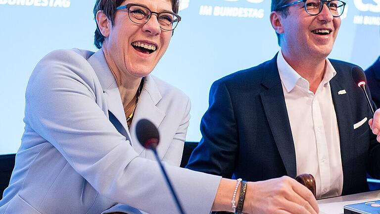 Winterklausur der CSU-Landesgruppe im Bundestag       -  Annegret Kramp-Karrenbauer, Bundesvorsitzende der CDU und Verteidigungsministerin, läutet bei der Winterklausur der CSU-Landesgruppe im Kloster Seeon die Glocke zur Eröffnung des Gesprächs. Neben ihr sitzt Alexander Dobrindt, CSU-Landesgruppenchef.
