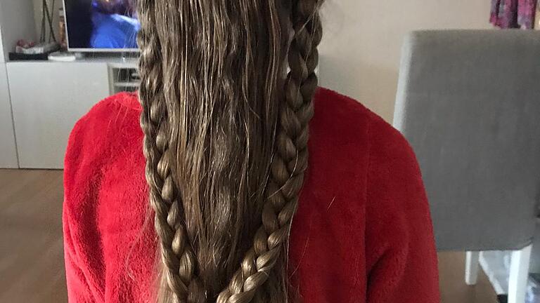 So lang waren Delijanas Haare vor der Spende.
