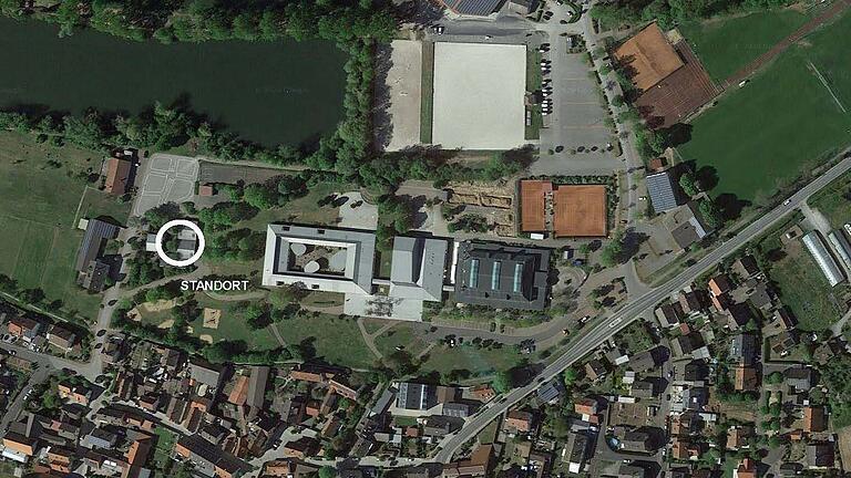 An dieser markierten Stelle, in der Nähe der Schule, will Grafenrheinfeld eine neue Kindertagesstätte bauen. An dieser markierten Stelle, in der Nähe der Schule, will Grafenrheinfeld eine neue Kindertagesstätte bauen. 