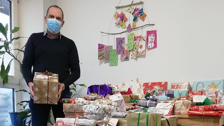 Alexander Schmidt freut sich über die gute Resonanz auf die Wunschbaumaktion. 86 Geschenke kamen zusammen.Foto: Heike Beudert - Alexander Schmidt freut sich über die gute Resonanz auf die Wunschbaumaktion. 86 Geschenke kamen zusammen.Foto: Heike Beudert Alexander Schmidt freut sich über die gute Resonanz auf die Wunschbaumaktion. 86 Geschenke kamen zusammen.Foto: Heike Beudert - Alexander Schmidt freut sich über die gute Resonanz auf die Wunschbaumaktion. 86 Geschenke kamen zusammen.Foto: Heike Beudert