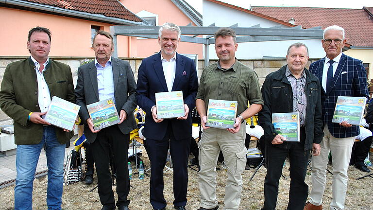 450 Seiten gedruckte Dorfgeschichte bewunderten (von links) Jürgen Heusinger, Reinhold Albert, Steffen Vogel, Heiko Stölzner, Gerwin Solf und Bruno Altrichter. 450 Seiten gedruckte Dorfgeschichte bewunderten (von links) Jürgen Heusinger, Reinhold Albert, Steffen Vogel, Heiko Stölzner, Gerwin Solf und Bruno Altrichter.