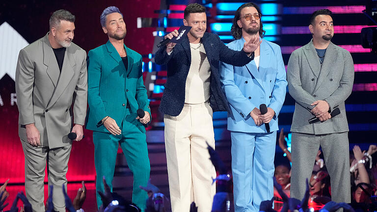 425751622.jpg       -  Joey Fatone (l-r), Lance Bass, Justin Timberlake, JC Chasez und Chris Kirkpatrick von NSYNC präsentieren den Preis für den besten Pop während der MTV Video Music Awards im Prudential Center in Newark.