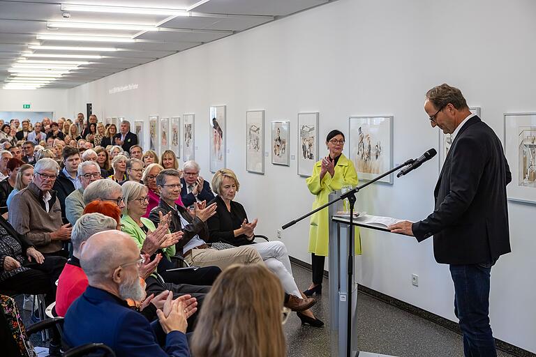 Der Andrang war groß bei der Vernissage in der Kunsthalle. Rechts im Bild: Kurator Michael Pfister. Der Andrang war groß bei der Vernissage in der Kunsthalle. Rechts im Bild: Kurator Michael Pfister.