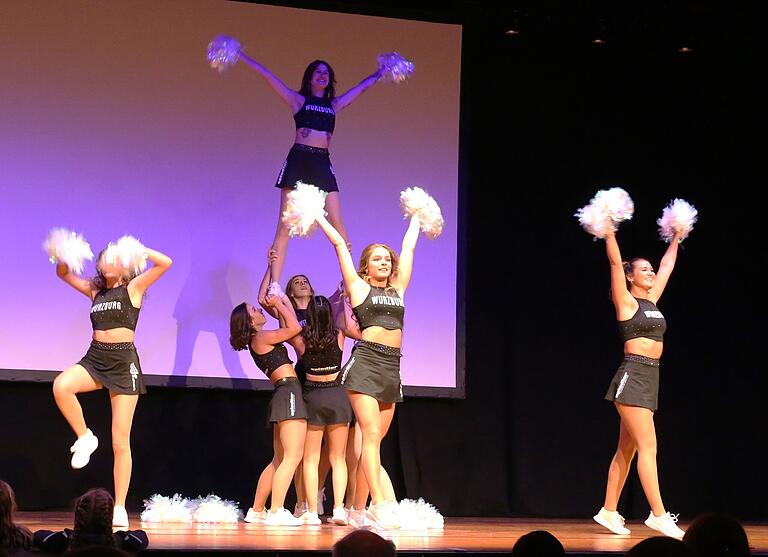Eine tänzerische Abwechslung und toll anzuschauen war bei der Dance Night der TSGV der Auftritt der acht Cheerleader vom Würzburger S.Oliver Baskets Danceteam. Eine tänzerische Abwechslung und toll anzuschauen war bei der Dance Night der TSGV der Auftritt der acht Cheerleader vom Würzburger S.Oliver Baskets Danceteam.