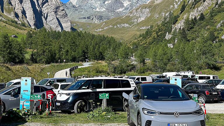 Laden vor der herrlichen Kulisse des Großglockners: Auch am Lucknerhaus gibt es zwei Ladestationen.&nbsp;