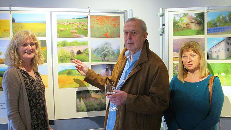 Über unterfränkische Landschaften, fotografiert im impressionistischen Stil, freut sich Museumsleiterin Elfriede Böck (links). Fotograf ist der Untererthaler Norbert Knobel (im Bild mit Gattin Regina).       -  Über unterfränkische Landschaften, fotografiert im impressionistischen Stil, freut sich Museumsleiterin Elfriede Böck (links). Fotograf ist der Untererthaler Norbert Knobel (im Bild mit Gattin Regina).