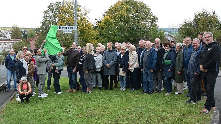 Nahe der Dreifachturnhalle gibt es nun einen Sepp-Schmitt-Platz. Viele Weggefährten des ehemaligen HSC-Präsidenten nahmen an der Zeremonie teil.