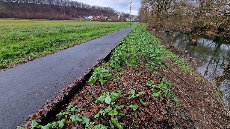 Die Saale unterspült den Geh- und Radweg bei Hochwasser. Die Sicherheit der Radfahrer und Spaziergänger ist gefährdet. - Die Saale unterspült den Geh- und Radweg bei Hochwasser. Die Sicherheit der Radfahrer und Spaziergänger ist gefährdet. Die Saale unterspült den Geh- und Radweg bei Hochwasser. Die Sicherheit der Radfahrer und Spaziergänger ist gefährdet. - Die Saale unterspült den Geh- und Radweg bei Hochwasser. Die Sicherheit der Radfahrer und Spaziergänger ist gefährdet.