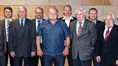 Beim Kommersabend versammelten sich auch die bisherigen Vorsitzenden und der aktuelle Vorstand des TSV Prappach zu einem Erinnerungsfoto. Unser Bild zeigt (vorne, von links) den aktuellen Vorsitzenden Oliver Beuchert, die ehemaligen Vorsitzenden Hubert Rambacher, Dieter Rambacher, Martin Hußlein und Franz Ankenbrand sowie (hinten, von links) Schriftführer Udo Pfeuffer, 2. Vorsitzenden Bernd Schirber, Kassier Rainer Ullrich, 2. Schriftführer Jürgen Lang und Sportvorstand Armin Knorz. Beim Kommersabend versammelten sich auch die bisherigen Vorsitzenden und der aktuelle Vorstand des TSV Prappach zu einem Erinnerungsfoto. Unser Bild zeigt (vorne, von links) den aktuellen Vorsitzenden Oliver Beuchert, die ehemaligen Vorsitzenden Hubert Rambacher, Dieter Rambacher, Martin Hußlein und Franz Ankenbrand sowie (hinten, von links) Schriftführer Udo Pfeuffer, 2. Vorsitzenden Bernd Schirber, Kassier Rainer Ullrich, 2. Schriftführer Jürgen Lang und Sportvorstand Armin Knorz.