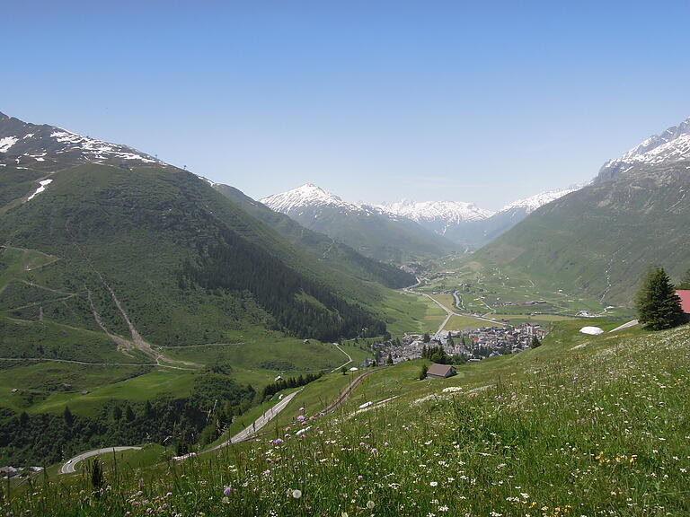 &nbsp;Blick vom Oberalp auf Andermatt.