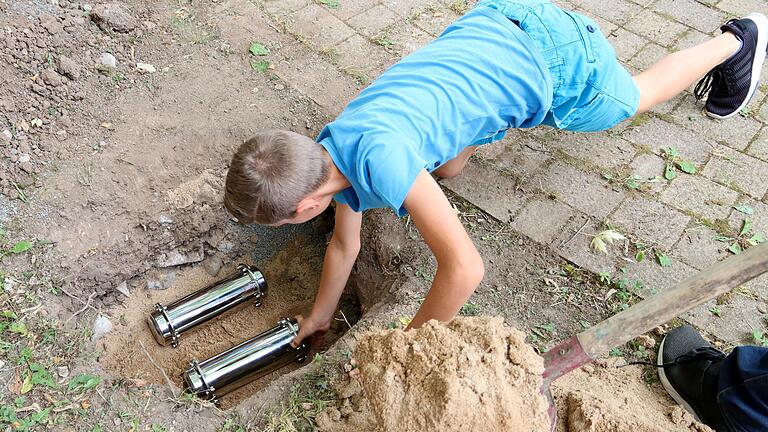 Max oblag es, die beiden Zeitkapseln in ihrer Ruhestätte für die nächsten zwei Jahrzehnte im Schulgarten der Grundschule Zeil-Sand geradezurücken.