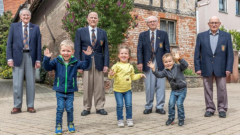 Beim Gesangverein Melomania in Helmstadt spielt das Alter keine Rolle: Im Bild von links Konrad Bauer, Raphael Weickert, Otto Arnold, Marlene Kinner, Hans Pfreundschuh, Oskar Schmitt und Richard Sührer.