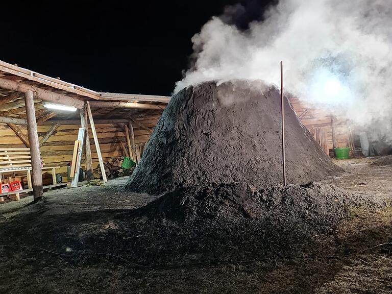 Tag und Nacht muss der Meiler ständig überwacht werden. Der Rauch sagt dem Hobby-Köhler Klaus Baumann und seinen Helferinnen und Helfern, wie weit die Verkohlung fortgeschritten ist und ob die Luftzuführung reguliert werden muss. Tag und Nacht muss der Meiler ständig überwacht werden. Der Rauch sagt dem Hobby-Köhler Klaus Baumann und seinen Helferinnen und Helfern, wie weit die Verkohlung fortgeschritten ist und ob die Luftzuführung reguliert werden muss.