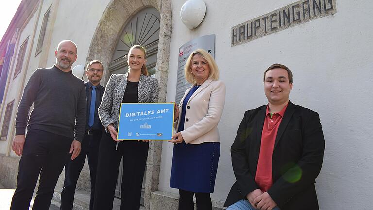 Landrätin Tamara Bischof (Zweite von rechts) erhielt von Bayerns Digitalministerin Judith Gerlach die Auszeichnung „Digitales Amt“. Fachinformatiker Jan Graf (rechts) betreut das Projekt im Landratsamt, ferner freuen sich über die Auszeichnung Mike Mancik (links), Leiter des Sachgebiets Informations- und Kommunikationstechnik sowie Matthias Will, Abteilungsleiter Zentrale Dienste. Landrätin Tamara Bischof (Zweite von rechts) erhielt von Bayerns Digitalministerin Judith Gerlach die Auszeichnung „Digitales Amt“. Fachinformatiker Jan Graf (rechts) betreut das Projekt im Landratsamt, ferner freuen sich über die Auszeichnung Mike Mancik (links), Leiter des Sachgebiets Informations- und Kommunikationstechnik sowie Matthias Will, Abteilungsleiter Zentrale Dienste.