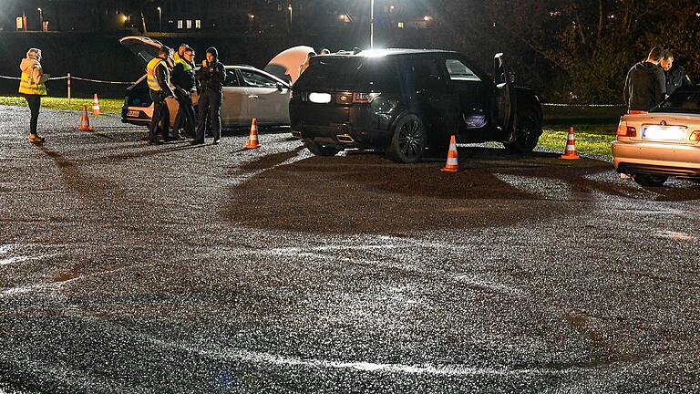 Bremsspuren im Kies: An der Mainlände in Kreuzwertheim (Lkr. Main-Spessart) treffen sich häufig Poser, um das Fahrverhalten ihrer Autos vorzuführen. Jetzt führte die Polizei dort eine unangekündigte Kontrollaktion durch.&nbsp;