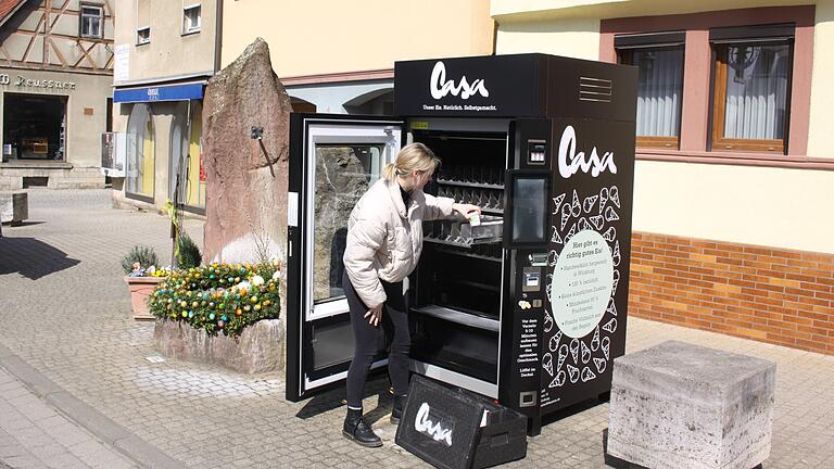 In der vergangenen Woche stimmte der Gemeinderat der Aufstellung zu, zwei Tage später räumte Henriette Hasse vom Café Casa den neuen Eisverkaufsautomaten am Spätzplatz schon ein.